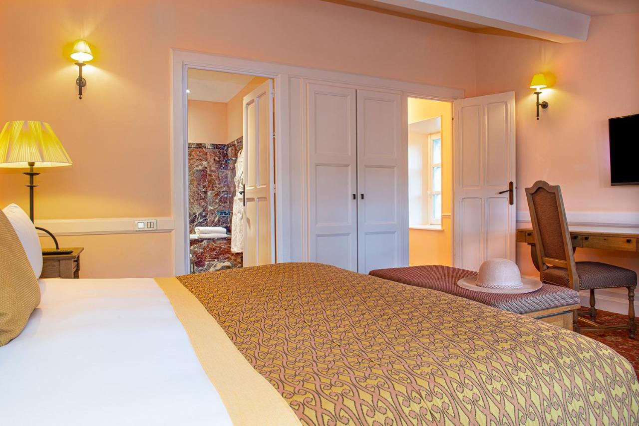 Hotel De La Cite Carcassonne - Mgallery Collection Kültér fotó A carpet in a bedroom