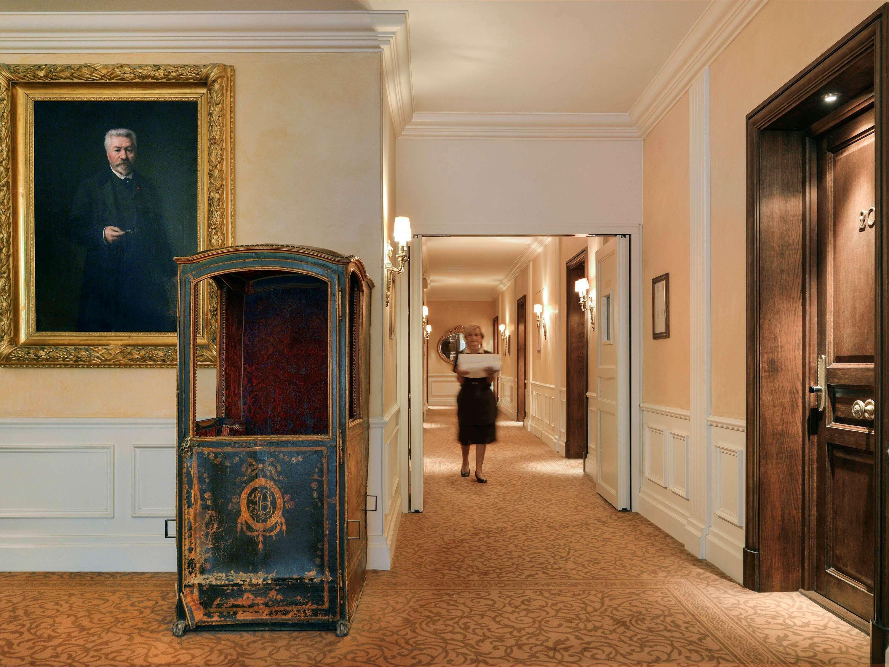 Hotel De La Cite Carcassonne - Mgallery Collection Kültér fotó A corridor at the hotel