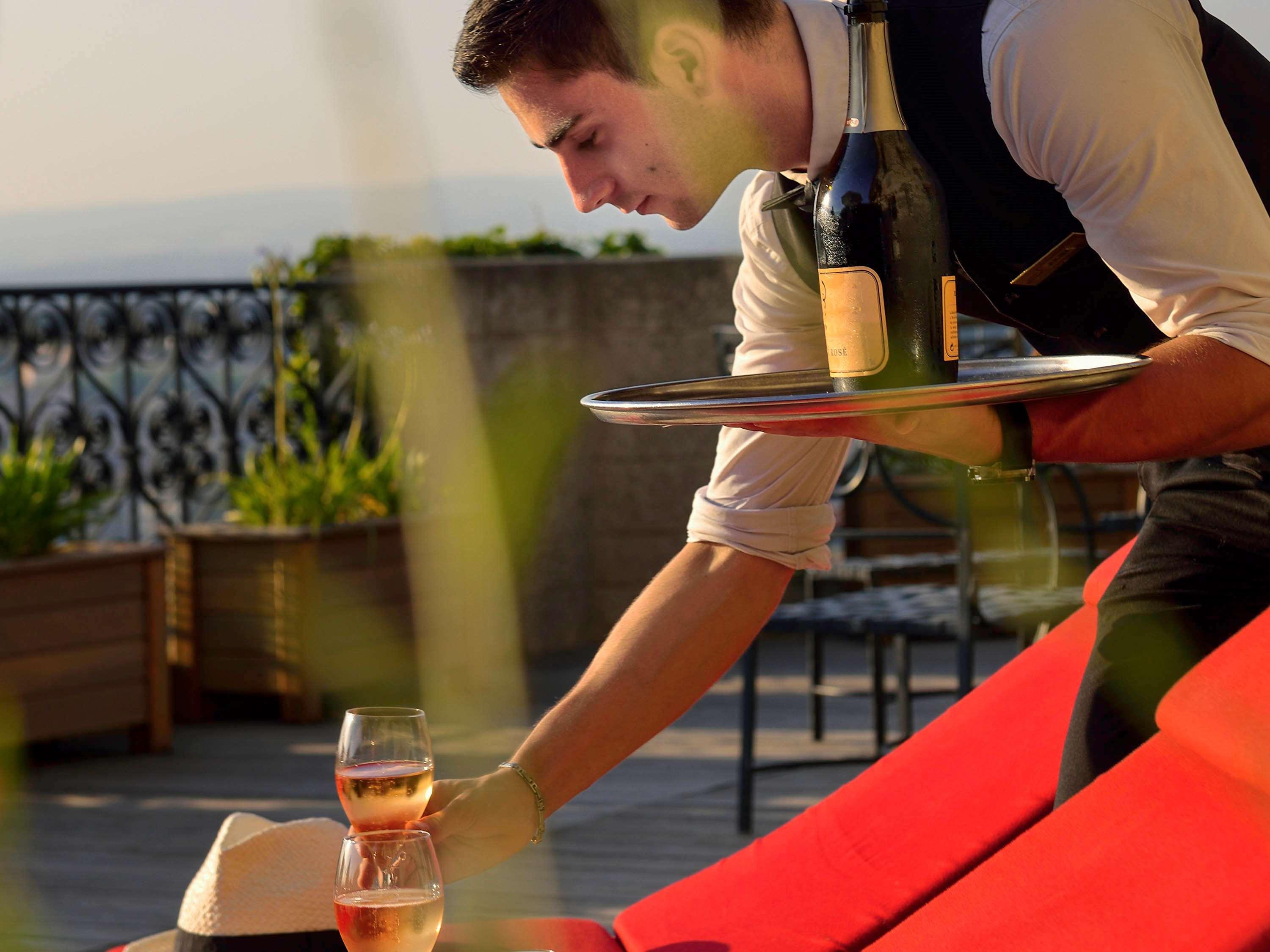 Hotel De La Cite Carcassonne - Mgallery Collection Kültér fotó A waiter serving drinks