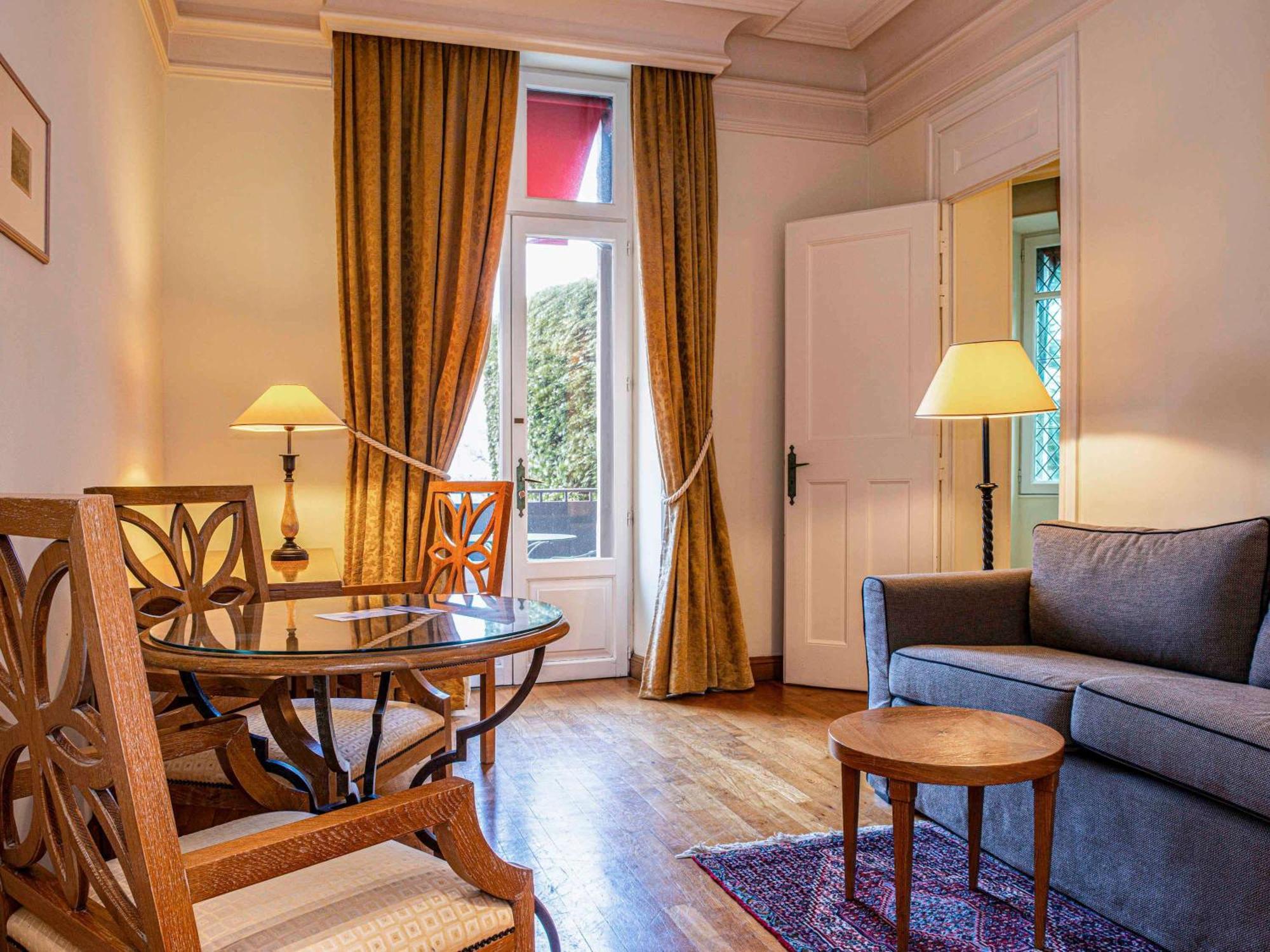 Hotel De La Cite Carcassonne - Mgallery Collection Kültér fotó A living room in a suite at the Hotel de l'Europe