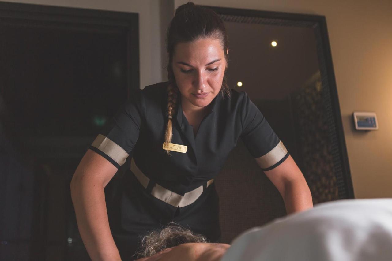 Hotel De La Cite Carcassonne - Mgallery Collection Kültér fotó A massage therapist at work